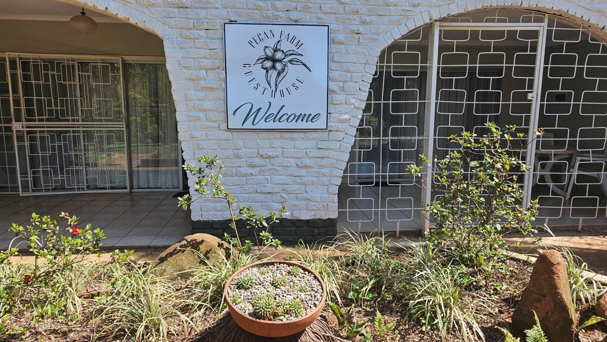 Pecan Farm Guesthouse Louis Trichardt Esterno foto